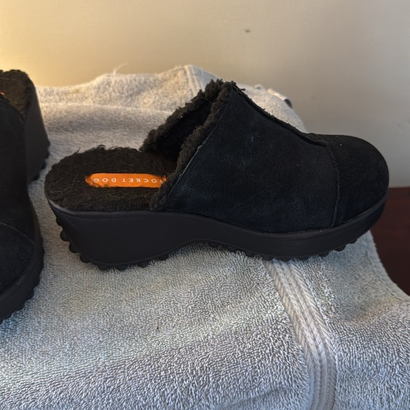 Rocket dog women platform comfort shearing clog mule. Size 7, black.New w/o box - Picture 2 of 5